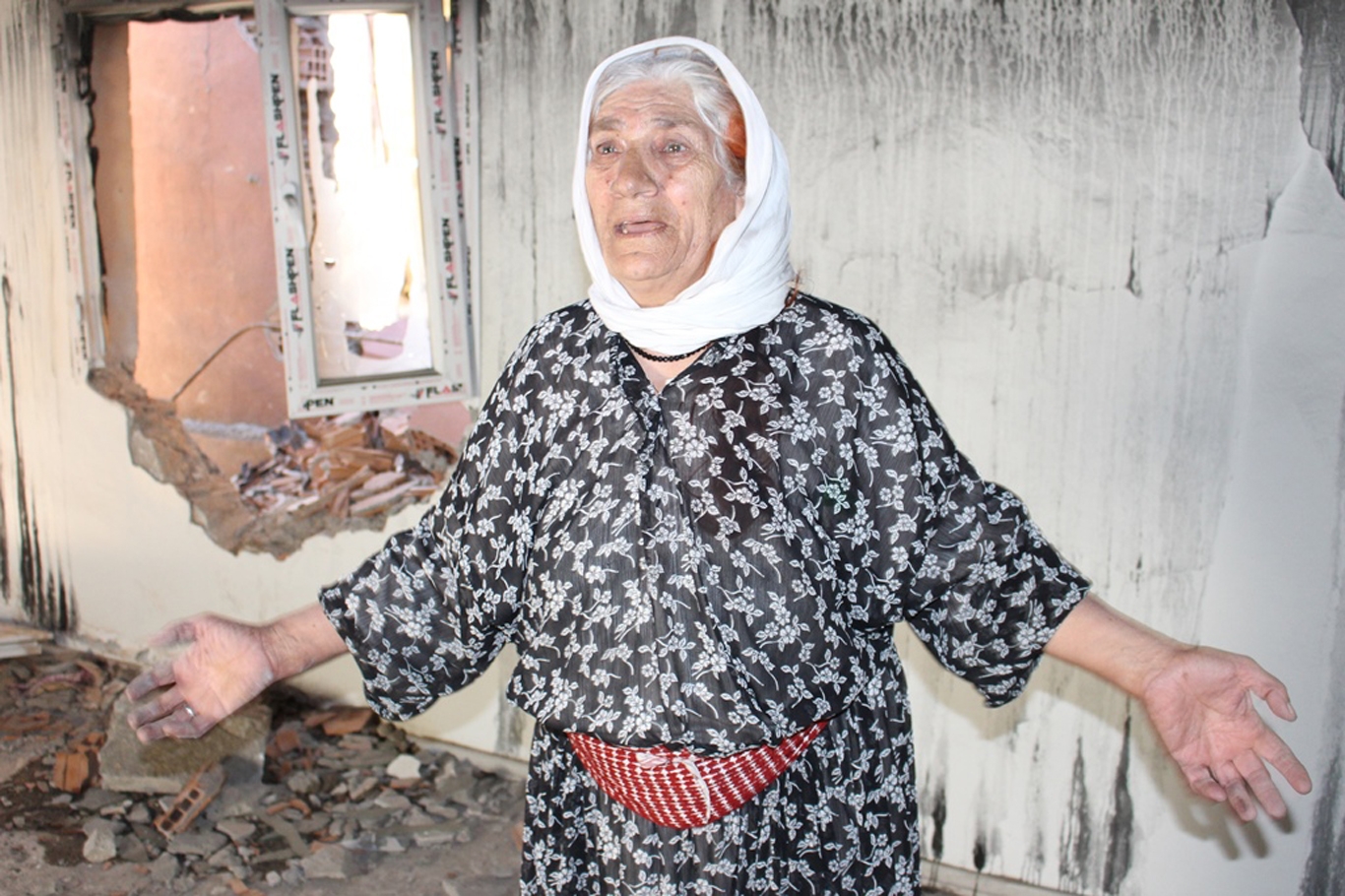 Yasaktan sonra Cizre'ye dönen kadın ağıtlar yaktı Yasaktan sonra Cizre'ye dönen kadın ağıtlar yaktı